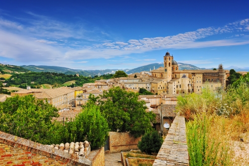 Blick auf die mittelalterliche Stadt Urbino