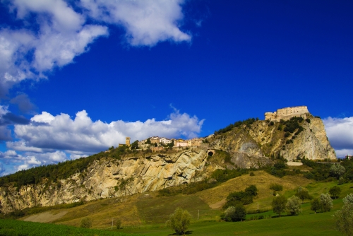 Panoramablick auf das mittelalterliche Dorf San Leo