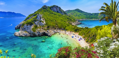 Strand von Porto Timoni in der Bucht Agios Georgios Pagi 