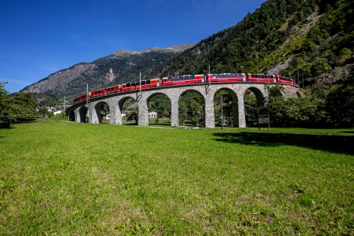 Bernina Express auf dem bekannten Kreisviadukt bei Brusio