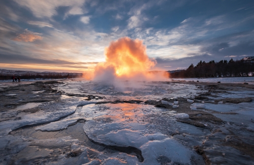 DEruption des Strokkur-Geysirs auf Island