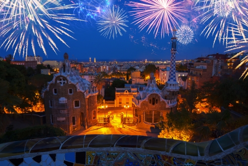 Feuerwerk in Park Güell in Barcelona, Spanien