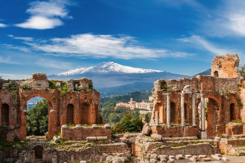 Teatro Antico di Taormina auf Sizilien mit Ätna im Hintergrund, Italien