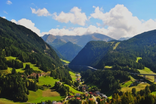 der Brenner verbindet Österreichs Tirol mit Italiens Südtirol