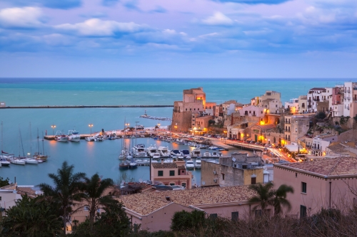 Castellammare del Golfo auf Sizilien bei Sonnenuntergang, Italien