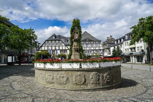 der Petrusbrunnen, umgangssprachlich Kump, im sauerländischen Brilon, Deutschland