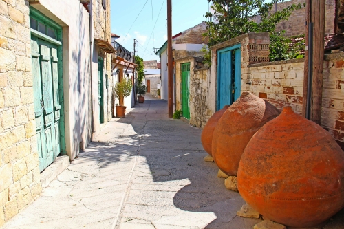 eine schmale gemütliche Straße in Omodos an einem schönen sonnigen Tag auf Zypern