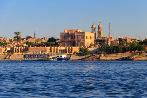 Blick vom Nil auf Luxor, Ägypten