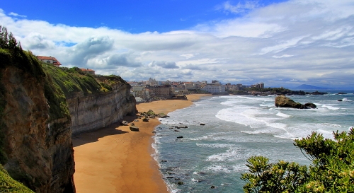 La côte basque à Biarritz avec vagues et ciel bleu