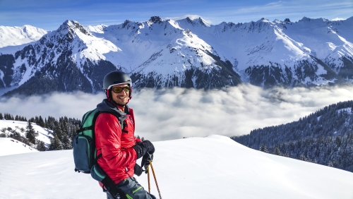 Freerider im Skigebiet vor Bergpanorama