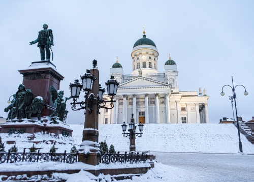 Kathedrale von Helsinki in der Dämmerung im Winter