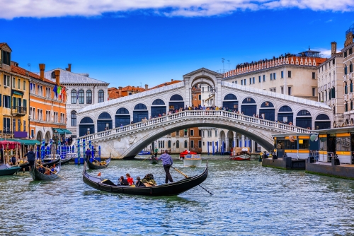 Rialtobrücke und Canal Grande in Venedig