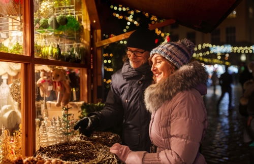 älteres Paar auf dem Weihnachtsmarkt