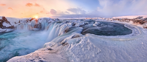 Godafoss- Wasserfall im Winter bei Sonnenaufgang