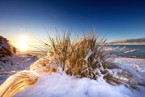 winterlicher Sonnenaufgang am Meer