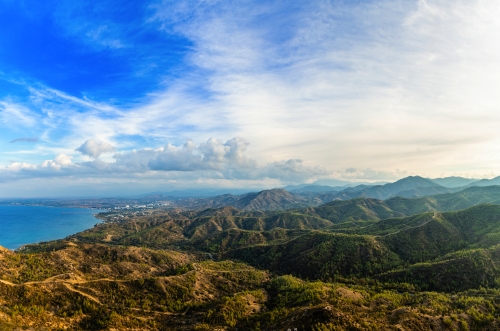 Panorama des Troodos-Gebirges mit der Stadt Lefke in der Ferne