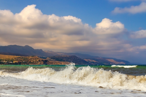 Badestrand vor dem Bergland nahe Kolybari im Westen Kretas