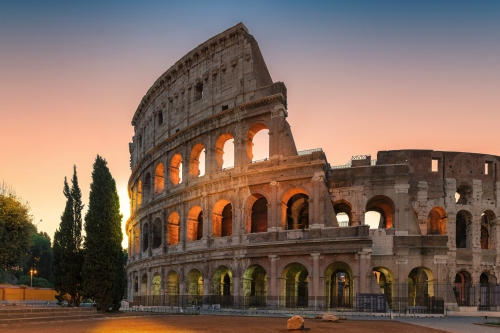 Kolosseum bei Sonnenaufgang in Rom