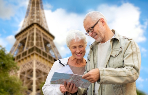 älteres Paar beim Sightseeing in Paris vor dem Eiffelturm