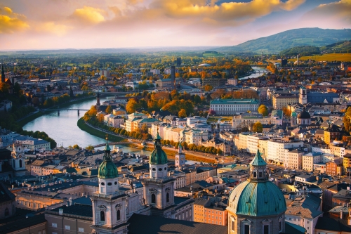 Luftpanoramablick über Salzburg im Herbst