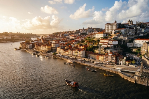 Panoramablick auf die Stadt Porto bei Sonnenuntergang