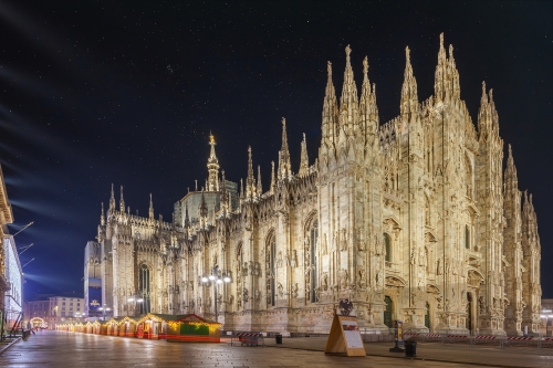 Mailand - Straßenansicht des Piazza del Duomo mit Weihnachtsmarkt