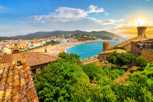 Tossa de Mar - Blick von der mittelalterlichen Burg entlang der Costa Brava-Küste des Mittelmeers