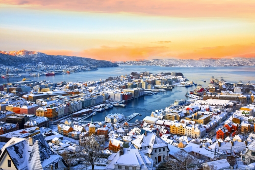 Aussicht auf den Hafen von Bergen im Winter bei Sonnenaufgang