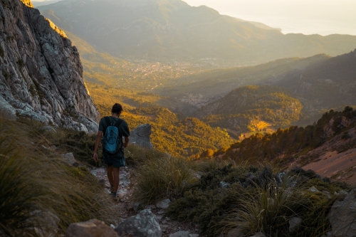 Wanderweg in der Serra de Tramuntana, im Hintergrund das Dorf Soller