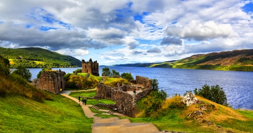 Ruinen von Urquhart Castle am Loch Ness