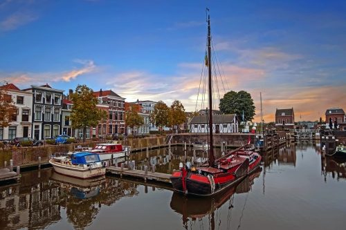 Hafen im Stadtzentrum der mittelalterlichen Stadt Gorinchem in den Niederlanden