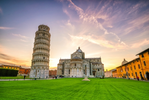 Schiefer Turm und Dom Santa Maria Assunta am Piazza dei Miracoli in Pisa, Italien