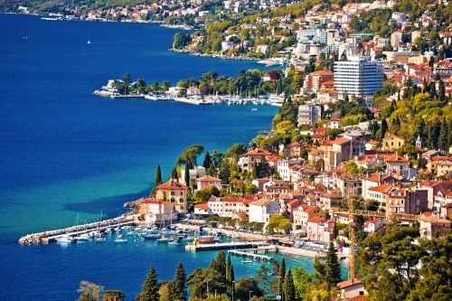 Panoramablick auf die Uferpromenade der Riviera von Opatija,