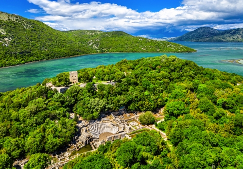 Luftaufnahme der archäologischen Stätte Butrint in Albanien