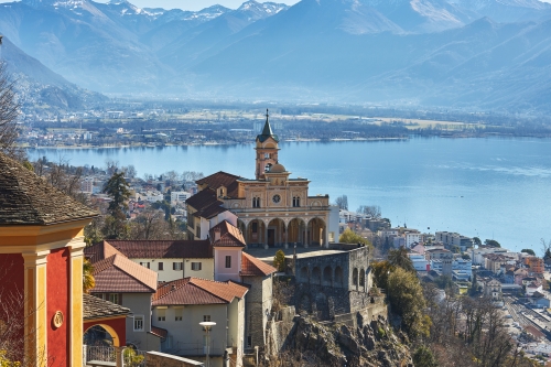 Blick auf die Wallfahrtskirche Madonna del Sasso in Ascona Schweiz