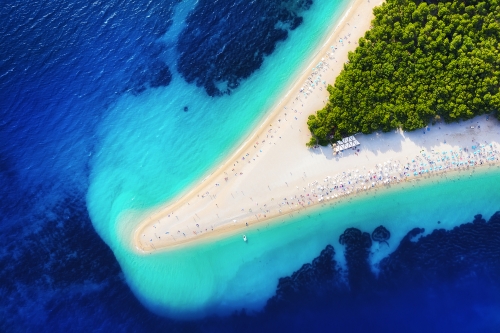 Luftaufnahme des Zlatni Rat auf der Insel Hvar