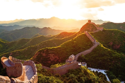 Chinesische Mauer unter Sonnenschein bei Sonnenuntergang