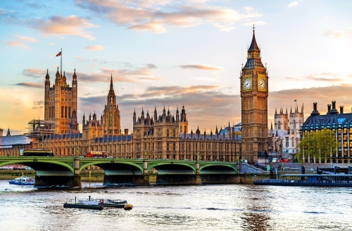 Palast von Westminster in London am Abend