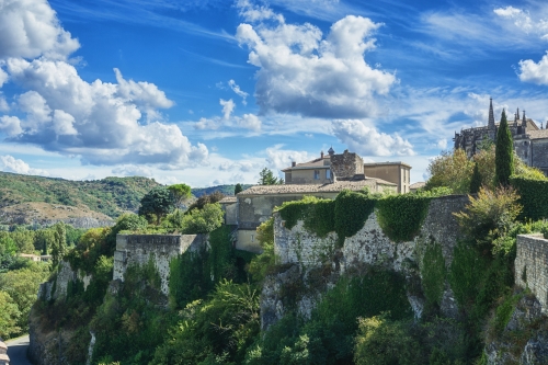 Eindruck des Dorfes Viviers in der Ardeche-Region von Frankreich